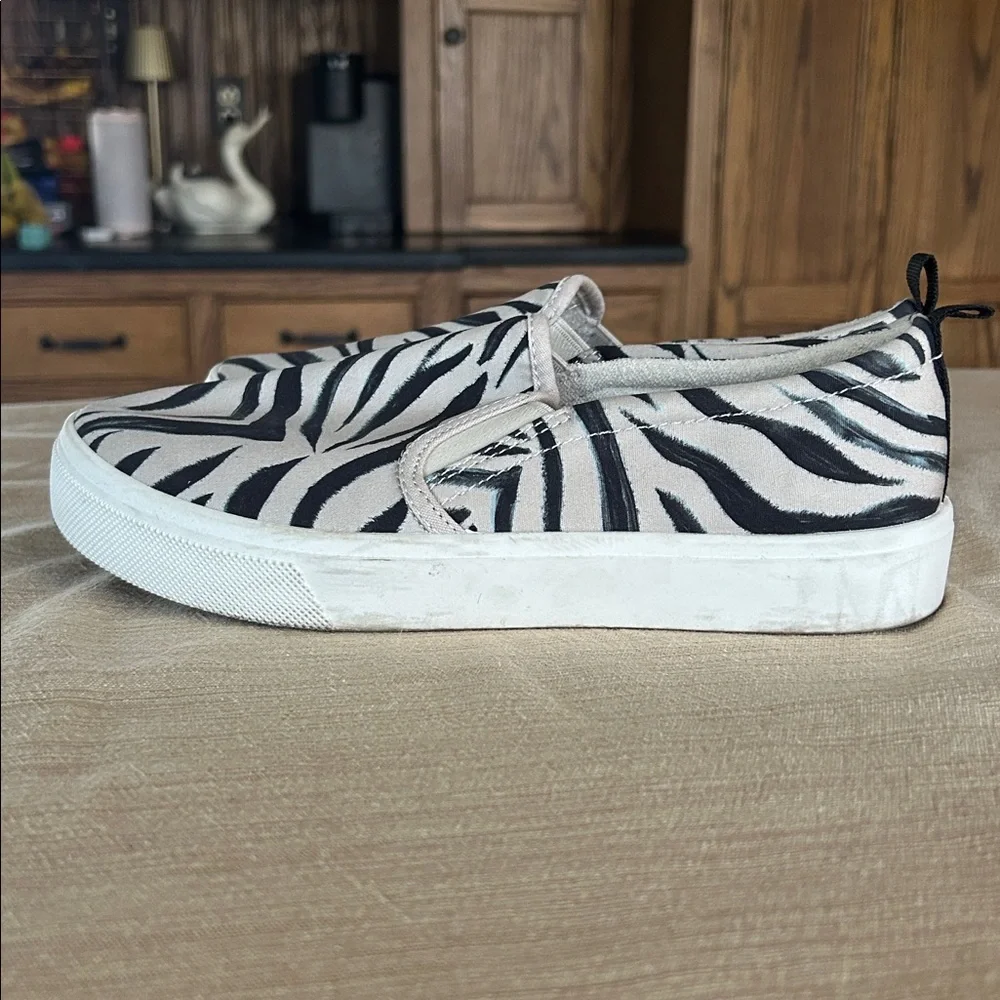 Skechers Poppy Wild Stripes Slip-on Sneaker Women's 7.5‎